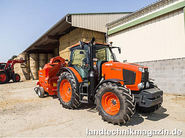 lBei der neuen MGX III Traktoren-Serie setzt Kubota auf unterschiedliche Motoren für die kleineren und größeren Modelle. M95GX III und M105GX III werden von einem 3,1-l-Motor, M115GX III, M125GX III und M135GX von einem 6,1-l-Motor angetrieben.