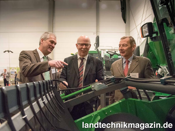 lKammerpräsident Gerhard Schwetje (Mitte) und die beiden Veranstaltungsorganisatoren Dr. Jürgen Kauke (links) und Dr. Alexander von Chappuis (rechts) beim Rundgang durch die Ausstellung »High-Tech«-Lösungen für das Feldversuchswesen. Foto: Wolfgang Ehrecke