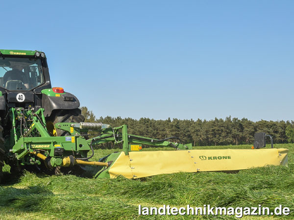 lNeu im Krone Sortiment ist das Heckscheibenmähwerk EasyCut R 400 mit nach Herstellerangaben 4,04 m Arbeitsbreite.