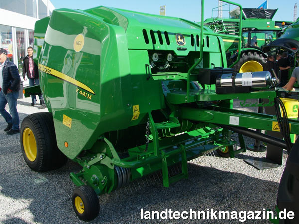 lDie neue John Deere Festkammerpresse F441M ist sowohl als MultiCrop-Modell als auch als Silage Spezial erhältlich.