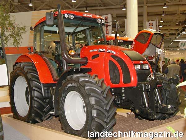 Bild: Ebenfalls überarbeitet wurde die Zetor-Baureihe Forterra mit den Typen Forterra 9641 (66/90 kW/PS), Forterra 10641 (74/101 kW/PS), Forterra 11441 (81/110 kW/PS) und Forterra 12441 (90/122 kW/PS): Die 4-Zylinder Zetor-Motoren im Forterra erfüllen jetzt die Abgasnorm TIER III, Drehmomentwandler und Heckzapfwelle werden über eine neue elektrohydraulische Steuerung betätigt und in der Kabine wurde die Schalldämmung verbessert. Zudem gibt es eine neue Abdeckung der Hydraulikbedienung und auf der rechten Kabinenseite eine integrierte Ablage mit Deckel, 12-Volt-Steckdose und Zigarettenanzünder. Darüber hinaus stattet Zetor den Forterra jetzt mit einer neuen, verstärkten Carraro-Vorderachse aus. Wahlweise liefert Zetor den Forterra mit Fronthydraulik und Frontzapfwelle von Zuidberg.