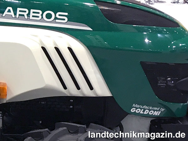 XL-Bild: Arbos macht kein Geheimnis aus der Herkunft seiner neuen Spezialtraktoren 4050F sowie 4080F und schreibt den Hersteller Goldoni gut sichtbar auf die Motorhaube.