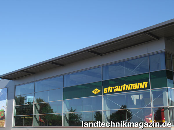 Bild: Am Tag der offenen Tür bei Strautmann wird die ca. 650 qm große Ausstellungshalle im Mittelpunkt stehen. Ganzjährig werden dort bis zu 10 Maschinen ausgestellt.