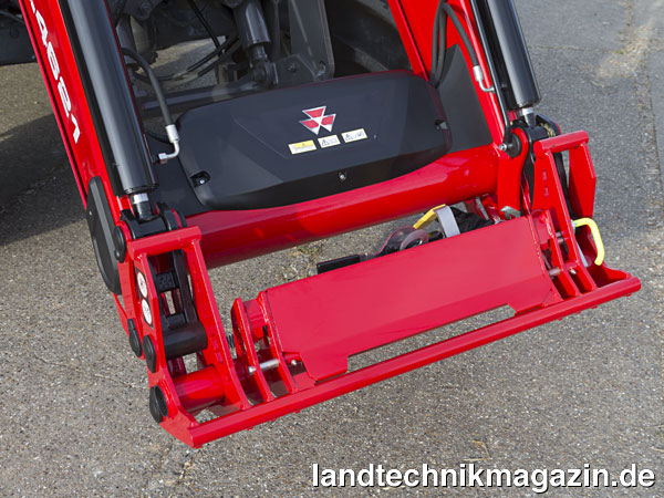 Bild: Anbaugeräte werden an die neuen Massey Ferguson MF FL Frontlader über das serienmäßige Clic-on-System befestigt. Bei abgebautem Gerät werden die Bolzen in eingezogener Stellung gehalten. Ein neuer Seitengriff dient auch als Indikator dafür, ob das Anbaugerät sicher verriegelt ist.