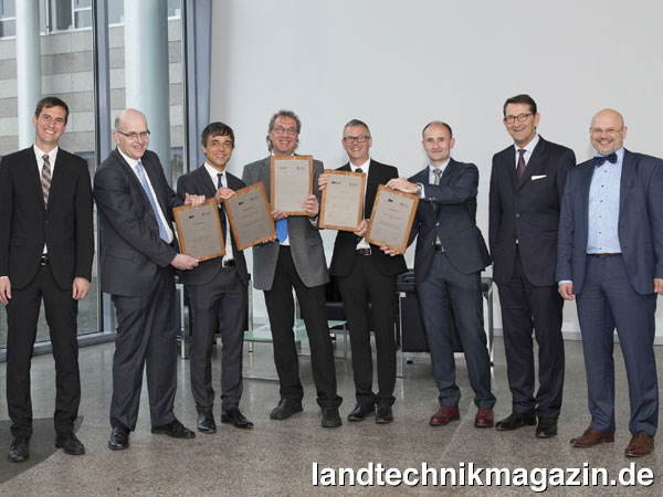 XL-Bild: Rolls-Royce Power Systems hat seine besten Lieferanten 2016 mit dem Supplier Award ausgezeichnet. Im Bild (v.l.n.r.): Steffen Dölker (Einkaufsleiter L`Orange), Burkhard Harhoff (Poppe + Potthoff GmbH), Christian Gerhäuser (Gießerei Heunisch GmbH), Thomas Rommel (Rommel Präzisionsdrehteile GmbH), Otto Maurer (Maurer-Electronic GmbH), Günter Gumpoldsberger (Miba Gleitlager Austria GmbH), Marcus A. Wassenberg (Finanzvorstand Rolls-Royce Power Systems), Alexander Dangel (Einkaufsleiter Rolls-Royce Power Systems).