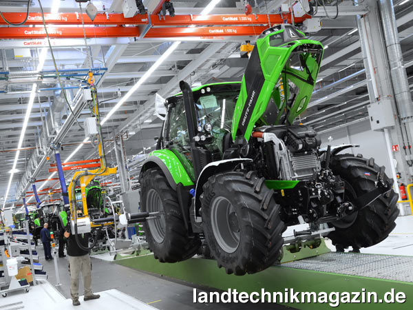 XL-Bild: Das neu eröffnete DEUTZ-FAHR LAND, die Traktorenfertigung in Lauingen, umfasst eine 360 m lange Produktionslinie, an der im 12-Minuten-Takt bis zu 6.000 Traktoren im Jahr gefertigt werden können.