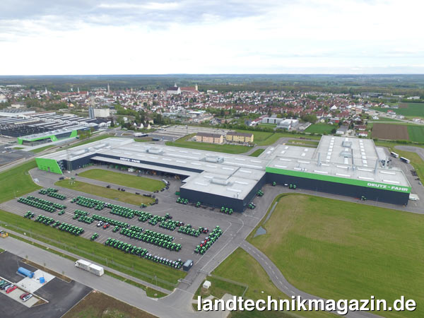 XL-Bild: Das komplette Gelände des DEUTZ-FAHR LANDES ist 150 m² groß, 42.000 m² wurden überdacht. Auf dem Gelände ist auch eine Teststrecke zu finden; das neue Kundenzentrum, die DEUTZ-FAHR ARENA, ist auf der anderen Straßenseite (im Bild links oben).