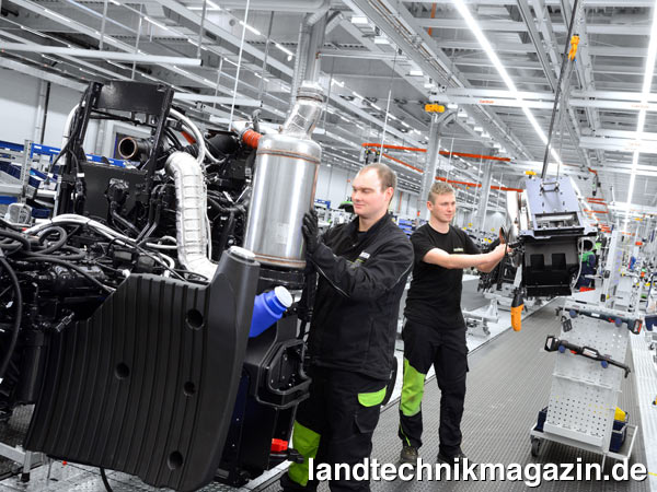 Bild: Neben den beidseitigen Werkermitfahrbändern sorgen auch elektrische Schraubgeräte, der Einsatz von Hebehilfen und eigens entwickelten Lastaufnahmemittel für ergonomisches Arbeiten im neuen DEUTZ-FAHR LAND.
