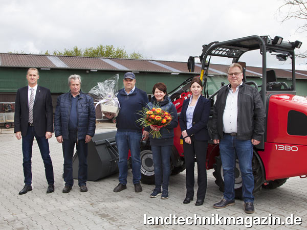 lBei der Übergabe der 100.000ste Maschine (von links): Weidemann Gebietsleiter Andreas Hoof und Verkaufsberater Gerd Thesing, Antonius und Heidrun Schulze Averdiek, Anja Heinemann, Vertriebsleitung Weidemann und Klaus Hülsken von der Anton Hülsken GmbH & Co KG.