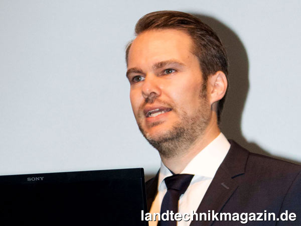 lJan Bauer, kaufmännischer Leiter RIGK und Leiter des EPRO Arbeitskreises Recycling von Kunststoffen aus der Landwirtschaft erläutert beim 2. Internationalen Recyclingforum für landwirtschaftlich genutzte Kunststoffe, dass der Landwirt maßgeblich über die Sauberkeit des Sammelgutes und damit über dessen ökonomischen Wert für das Recycling entscheidet.