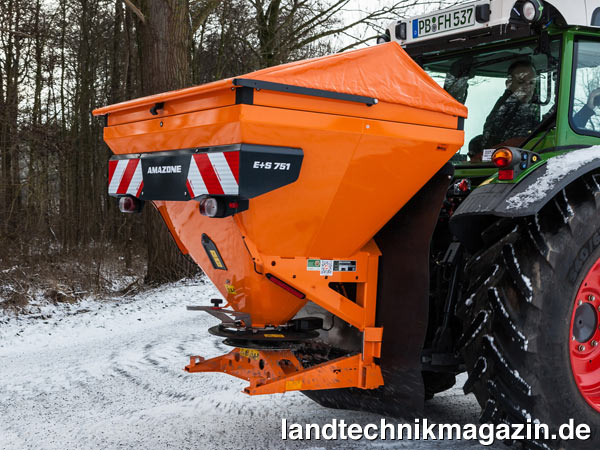 lDie neuen Amazone Winterdienststreuer E+S 301 und E+S 751 verfügen über eine variable Einleitsystemverstellung sowie eine geschwindigkeitsabhängige Mengenregelung. Die Streuscheibe wird serienmäßig per Zapfwelle angetrieben – die Modelle E+S Hydro sind mit einem hydraulischen Antrieb ausgestattet.
