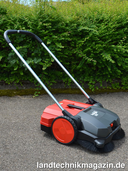 lDie neue haaga 355 mit iSweep-Antriebstechnologie verfügt über Tellerbesen sowie eine zusätzliche Feinschmutzkehrwalze und sorgt dadurch für doppelte Kehrleistung.