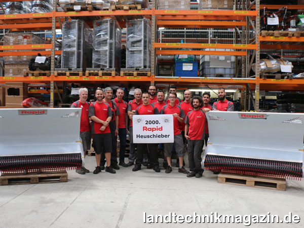 lDas Montageteam und die Firma Rapid Technic feierten im Werk in Killwangen kürzlich den 2000. produzierten Twister Heuschieber.