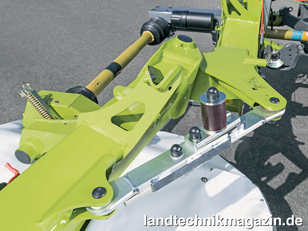 Bild: Die Anfahrsicherung mit schrägem Drehpunkt des Claas CORTO 3200 CONTOUR gehört zur Serienausstattung.