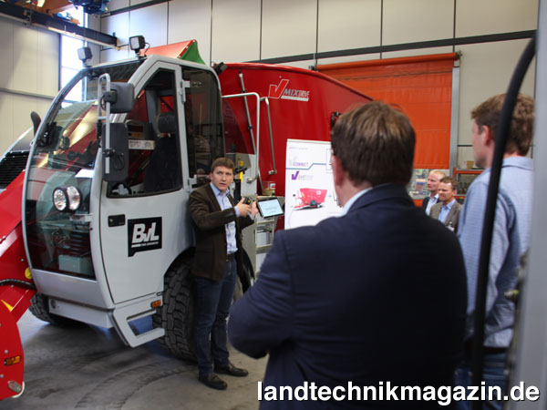 XL-Bild: BvL-Werksbeauftragter Gerd Mönch-Tegeder stellt das Futtermanagement-System V-DAIRY Feeder TMR am selbstfahrenden Futtermischwagen von BvL vor.