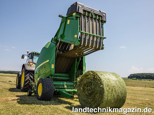 lDie neuen variablen John Deere Rundballenpressen V451G, V451M, V461M, V451R, V461R, C451R und C461R kommen als Nachfolger der Serien 800 und 900 auf den Markt. Sie pressen Ballen mit maximal 1,65 respektive 1,85 m Durchmesser.