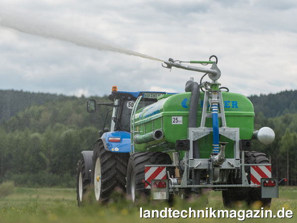 Bild: Die neuen Bauer Poly 60+ und Poly 80+ Gülle-Pumptankwagen können mit einem horizontal und vertikal verstellbaren Güllewerfer für die Düngung besonders steiler Hänge ausgestattet werden.