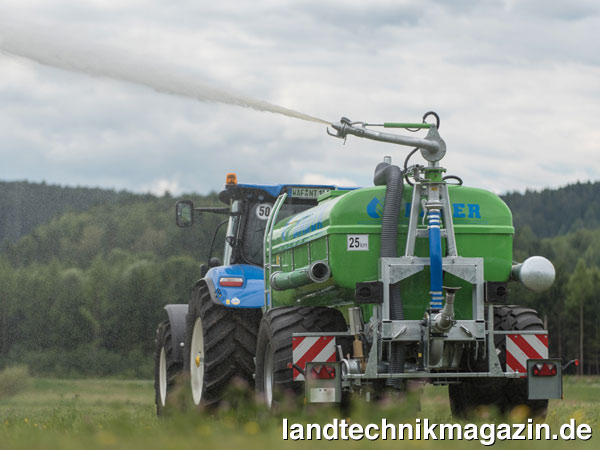 XL-Bild: Die neuen Bauer Poly 60+ und Poly 80+ Gülle-Pumptankwagen können mit einem horizontal und vertikal verstellbaren Güllewerfer für die Düngung besonders steiler Hänge ausgestattet werden.