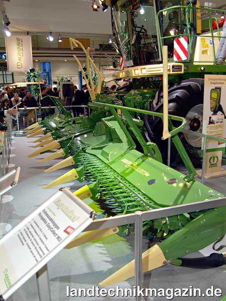 Bild: Ebenfalls auf der Agritechnica 2007 präsentiert wurde das neue 12-reihige Maisgebiss EasyCollect 903 mit einer Arbeitsbreite von 9,0 Metern.