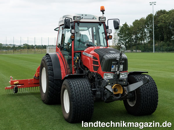 lFür die Pflege der Rasen- und Kunstrasenfelder des FC Bayern Campus und teilweise auch der Spielfelder auf dem Profi-Trainingsgelände hat der FC Bayern München von der BayWa Fendt und Massey Ferguson Traktoren, einen Kramer Radlader und diverse Anbaugeräte erworben. Selbstverständlich in rot-weißer Sonderlackierung.