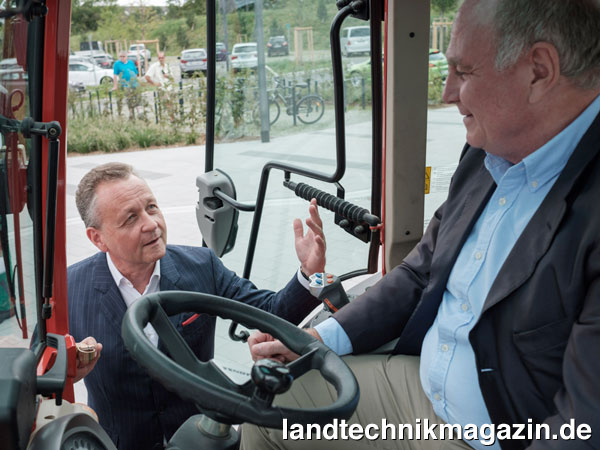 XL-Bild: Uli Hoeneß nimmt auf einem der beiden neuen Fendt Traktoren des FC Bayern München Platz.