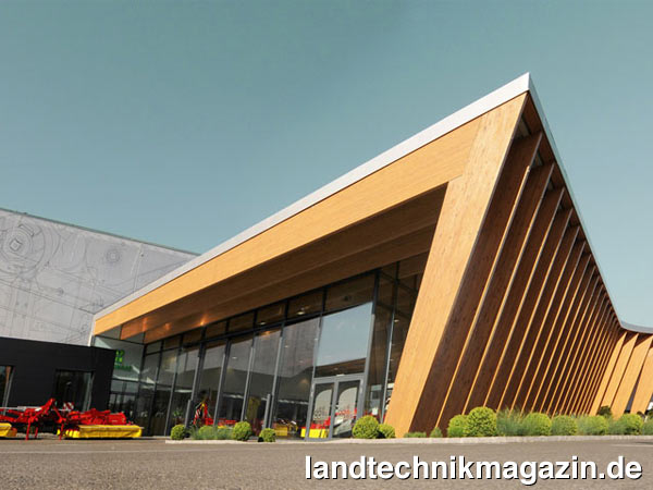 lPöttinger plant am Standort St. Georgen bei Grieskirchen ein neues Werk, dessen erste Ausbaustufe 2021 produktiv gehen soll. Im Bild: Das Kundenzentrum in Grieskirchen.