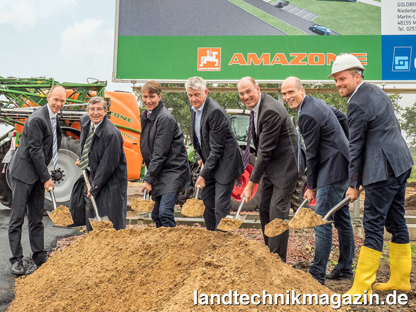 XL-Bild: Landrat Dr. Michael Lübbersmann (von links), Klaus Dreyer (Amazone Geschäftsleitung), Christian Dreyer (Amazone Geschäftsführer), Bürgermeister Stadt Bramsche Heiner Pahlmann, Dr. Stephan Evers (Amazone Geschäftsleitung), Heinrich Buddenberg (Amazone Projektleitung) und Thorsten Schenk (Firma Goldbeck) tätigen den ersten Spatenstich für das neue Amazonen-Werk in Bramsche.