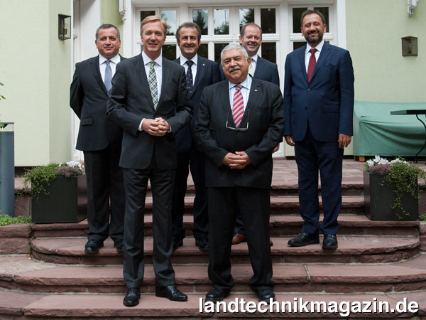 lSie trafen sich zum Beginn der Partnerschaft zwischen Claas und ASKO (von links): Gökhan Bayramoglu (Sales & Marketing Director, ASKO), Stephan Klosterkamp (Regional President Africa & Middle East, Claas), Ertan Pasa (Board Member, ASKO), Hüseyin Hamut (Chairman of the Board, ASKO), Carsten Wolk (Regional Export Manager, Claas) und Levent Kiroglu (Board Member, ASKO).