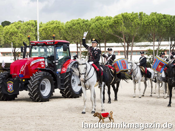 XL-Bild: Das Reiseziel Südafrika der neuen Staffel der Reality Doku Xtractor 2018 wurde in der Salvo-D’Acquisto-Kaserne der Carabinieri in Rom bekanntgegeben und anschließend mit einer Parade der Carabinieri zusammen mit den McCormick-Traktoren der Expedition gefeiert.