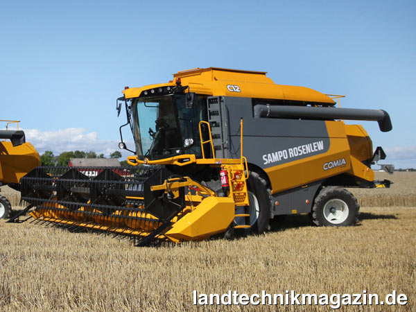 Bild: Mahindra kooperiert seit April 2016 mit dem Mähdrescher-Hersteller Sampo Rosenlew. Im Bild der 6-Schüttler Comia C12 mit 5,70 m Arbeitsbreite, 220/300 kW/PS und 7.600 l Korntankinhalt.