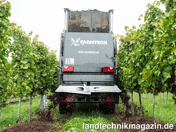 Bild: Der neue Farmtech Variofex 750 Sonderkulturstreuer verteilt das Streugut wahlweise flächig bis zu 15 m breit (Herstellerangabe) oder wie hier zu sehen in zwei Reihen. Für die Reihenausbringung kann der Auswurfwinkel laut Farmtech variabel und stufenlos für Reihenabstände zwischen 1,8 und 3,0 m eingestellt werden.