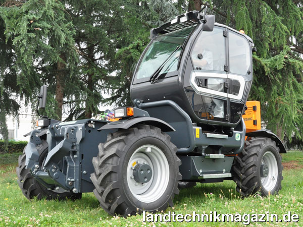 XL-Bild: Auf dem Agritechnica Freigelände zeigt Merlo unter anderem den Geräteträger-Traktor MM135MC mit Hubwerk und mechanischer Zapfwelle in Front und Heck.