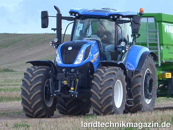 XL-Bild: Die neue Generation der New Holland T7 LWB Traktoren ist mit einer neuen Vorderachse mit integrierter Selbstzentrierung ausgestattet, mit der weniger Lenkkorrekturen notwendig sind.