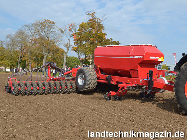 XL-Bild: Durch den schmalen Saatguttank bleibt die neue Sämaschine Horsch Serto SC trotz 6.000 l Fassungsvermögen übersichtlich.