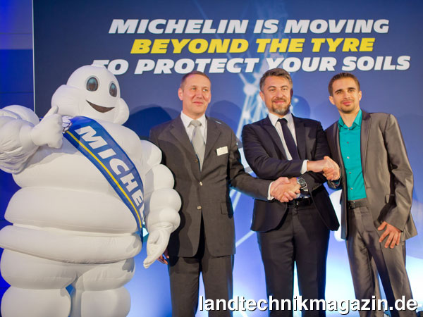 lEmmanuel Ladent, President Michelin Agriculture (Mitte) gratuliert Peter Tigges, Geschäftsführer PTG (links), und Guillaume Fazekas, Geschäftsführer Téléflow zur zukünftigen Partnerschaft.