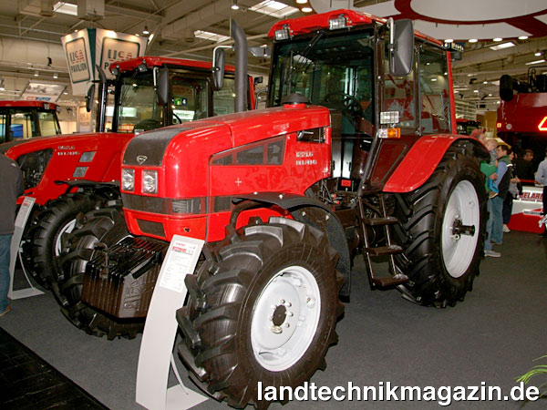 Bild: Dank Abgasnachbehandlung mittels SCR-/AdBlue-Technik in Kombination mit einem Diesel-Oxydations-Katalysator (DOC) erfüllt der 6-Zylinder-Motor mit 100/136 kW/PS Leistung im Belarus 1221.6 jetzt die Abgasnorm EU Stufe IV.