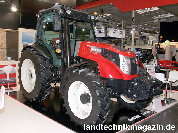 XL-Bild: Der türkische Traktoren-Hersteller Hattat Traktör kann ein umfangreiches Produkt-Programm vorweisen. Der T 4110 ist mit einer Motorleistung von 83/113 kW/PS das Topmodell im Sortiment.