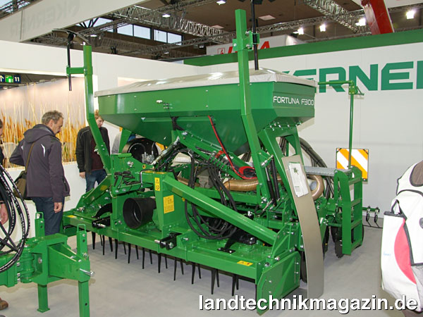 Bild: Kerner stellte auf der Agritechnica 2017 die neue pneumatische 3-Punkt-Aufbau-Drillmaschine Fortuna F300 vor. Ein Saatguttank mit 1.350 l Fassungsvermögen und eine günstigere Gewichtsverteilung mit mehr Gewicht auf dem Bodenbearbeitungsgerät zeichnen die Maschine laut Kerner unter anderem aus.
