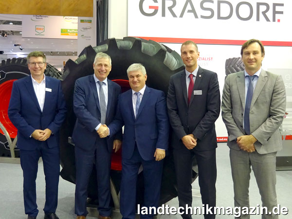 lFreuen sich über die Kooperation (von links): T. Lodyga, KAM Michelin Landwirtschaftsreifen, P. Mohl, Inhaber Grasdorf GmbH, J. Ihl, Leiter Landwirtschaftsreifen Michelin D-A-CH, Dr. M. Heckmann, Leiter operatives Geschäft Grasdorf, S. Peeters, Einkauf und Logistik Grasdorf.