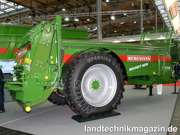lDer neue Bergmann Einachs-Tieflader-Universalstreuer TSW 2140 bietet laut Hersteller maximal 16 m³ Ladevolumen (inkl. Bordwandaufsätzen) und ein zulässiges Gesamtgewicht von 14 t.