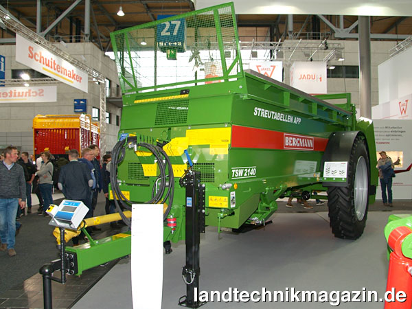 Bild: Der neue Bergmann Einachs-Tieflader-Universalstreuer TSW 2140 verfügt über eine selbsttragende, 1,8 m breite konische Ganzstahlwanne. Die gefederte Deichsel hat Bergmann schmal gehalten.