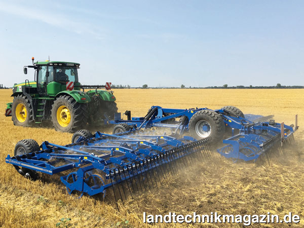 XL-Bild: Die neue gezogene Köckerling Rebell -classic- T 1250 Scheibenegge bietet nach Herstellerangaben 12,5 m Arbeitsbreite. Als Zugkraftbedarf nennt Köckerling für dieses Scheibeneggen-Modell mindestens 350 PS.