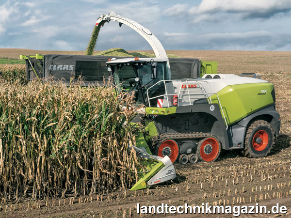 XL-Bild: Der neue Claas JAGUAR TERRA TRAC arbeitet mit einer integrierten Vorgewendeschonung, dieNarbenschäden im Grünlandeinsatz verhindert.