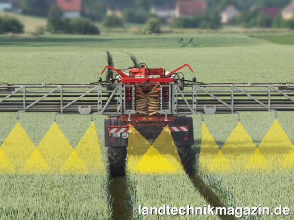 lDas neue FreeLane-System beim Rauch Pneumatikdüngerstreuer AGT spart die Fahrspuren der Fahrgassen aus und ermöglicht so je nach Arbeitsbreite eine Düngereinsparung von 4,2 bis 6,25 % pro Hektar.