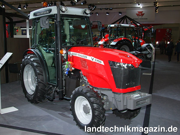 lDie vier neuen Massey Ferguson Spezialtraktoren MF 3707, MF 3708, MF 3709 (im Bild) sowie MF 3710 der Baureihe MF 3700 lösen die bisherigen Spezialschlepper der Serie MF 3600 Extra ab. Die MF 3700 Schlepper decken einen Motorleistungsbereich von 75 bis 105 PS ab.