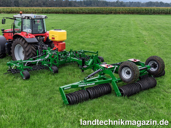 Bild: Die neuen Düvelsdorf GREEN.RAKE expert  Striegel werden mit Arbeitsbreiten von 6,0, 7,5 und 9,0 m angeboten, die TERRA.ROLLER expert Walzen sind mit 6,30, 7,70 m, 8,30 m und 9,30 m Arbeitsbreite lieferbar.