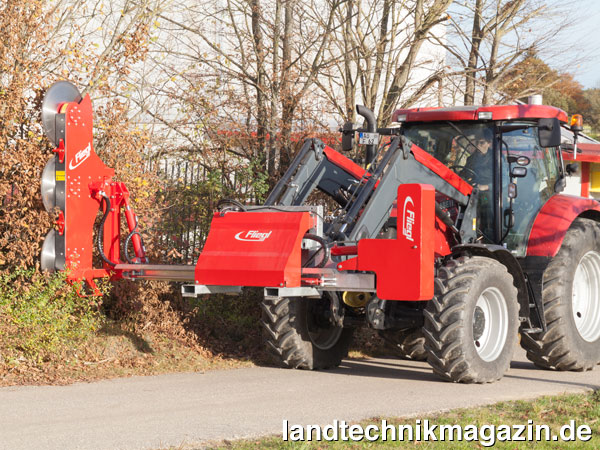 XL-Bild: Die neue Astsäge Woodking Slim complete von Fliegl verfügt über einen besonders flachen Sägekopf und kann an Front-, Rad- und Teleskoplader angebaut werden.