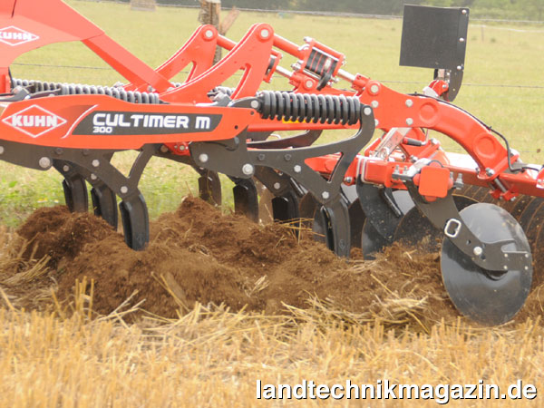 Bild: Die gekrümmten Zinken des neuen Kuhn CULTIMER M 300 Zinkengrubbers sollen eine optimale Arbeits- und Mischqualität ermöglichen. Alternativ zu den Einebnungsscheiben sind Blattfederzustreicher verfügbar.