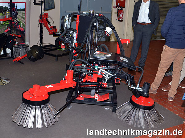 Bild: NaturaGriff (www.naturagriff.com) hat sich auf die mechanische Unkrautbekämpfung von Spalierpflanzen spezialisiert und entwickelt Anbaugeräte, die zwei bis drei Arbeitsschritte in einer Überfahrt erledigen. Die rotierenden Unkrautbürsten bietet das Unternehmen in verschiedenen Durchmessern an. Die Arbeitsgeschwindigkeit beträgt bis zu 5 km/h.