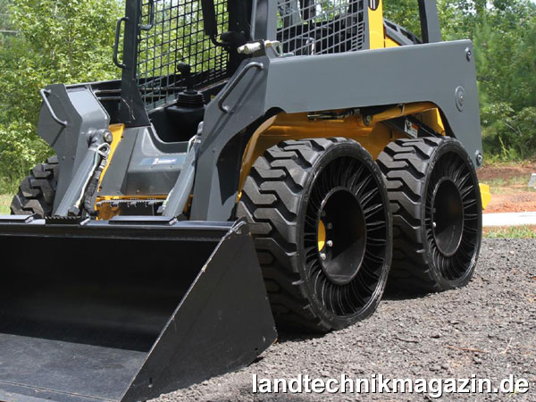 lDie luftlose Rad-Reifen-Kombination Michelin X-TWEEL SSL für Skid Steer Loader ist jetzt auch in Europa erhältlich. Im Bild die Variante »All Terrain« für den flexiblen Einsatz auf unterschiedlichen Bodenarten.